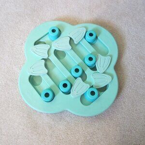 NEW/Outward Hound Interactive Dog Treat/Puzzle Game